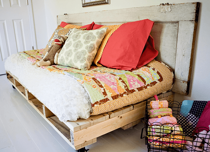 DIY Pallet Daybed