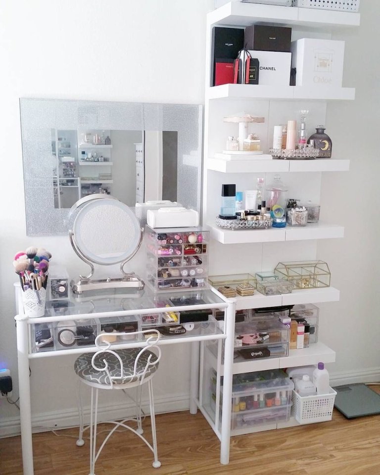 20 Beautiful Makeup Room Ideas To, Wall Mirror Above Makeup Vanity