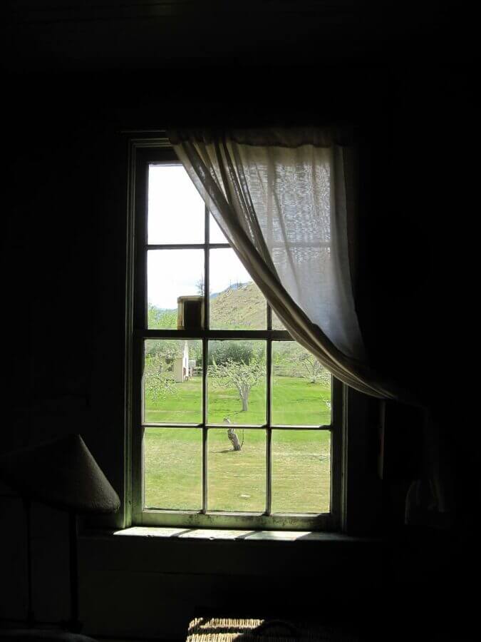 Window Curtain Ideas for Living Room “Criss-cross” Curtains